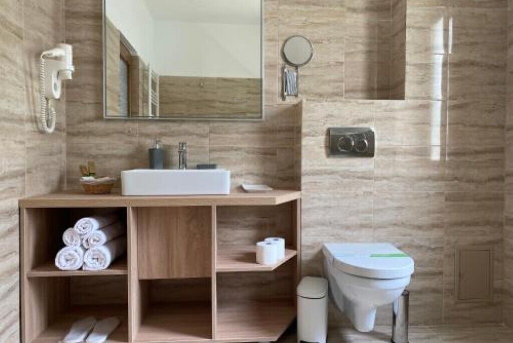 Shower, hair dryer, towels, shampoo