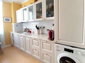 Frigorifero, microonde, forno, lavastoviglie