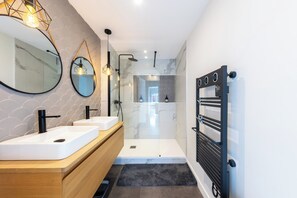 Dusche, Haartrockner, Seife, Toilettenpapier