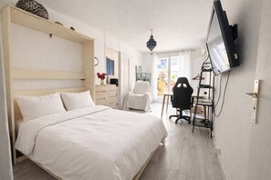 1 bedroom, iron/ironing board, WiFi, bed sheets - Bright sea-view balcony getaway. (Nice)
