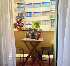 Outdoor dining - Bright sea-view balcony getaway. (Nice)