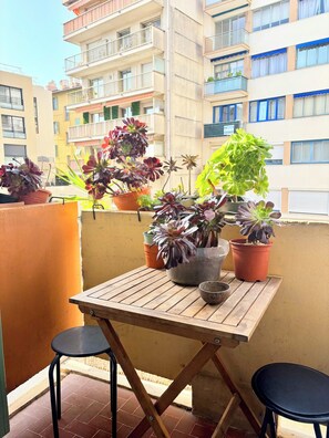 Outdoor dining - Bright sea-view balcony getaway. (Nice)