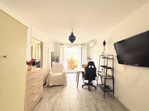 Interior - Bright sea-view balcony getaway. (Nice)