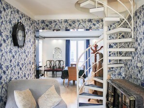 TV - Parisian Duplex Stay Close to Transport (Paris)
