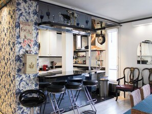 Bar (on property) - Parisian Duplex Stay Close to Transport (Paris)