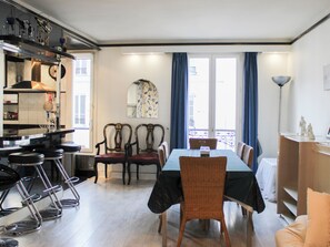 Dining - Parisian Duplex Stay Close to Transport (Paris)