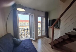 TV - Duplex with balcony by the République tram stop (Marseille)