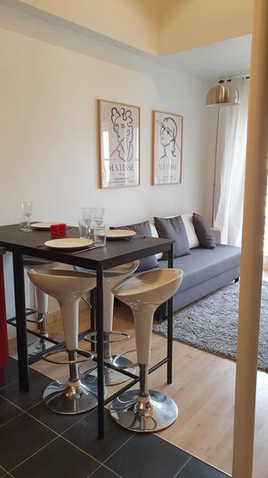 Dining - Duplex with balcony by the République tram stop (Marseille)