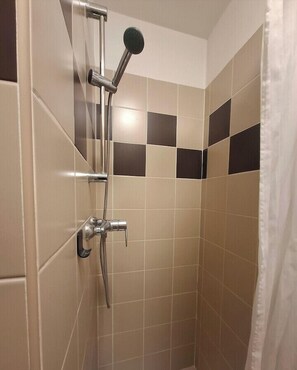 Shower, hair dryer, towels - Duplex with balcony by the République tram stop (Marseille)