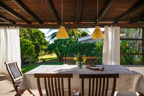 Outdoor dining - Villetta 21 Costa Rei – Exclusive Beachside Retreat (Costa Rei)