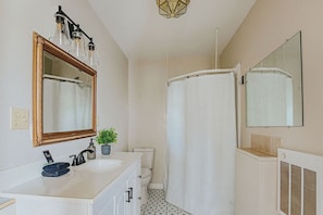 Bathroom - The Gardens at Oma's: Sleeps 8 + Walk Downtown (Staunton)