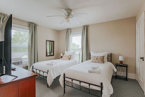 Room - The Gardens at Oma's: Sleeps 8 + Walk Downtown (Staunton)