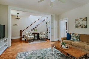 Living area - The Gardens at Oma's: Walk to Park & Downtown (Staunton)