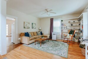 Ein Wohnzimmer mit einer Couch, einem Couchtisch und einem Bücherregal.