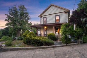 Exterior - The Gardens at Oma's: Walk to Park & Downtown (Staunton)