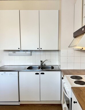 Oven, stovetop, dishwasher, coffee/tea maker - Bright & Spacious Retreat Near Santa Claus Village (Rovaniemi)