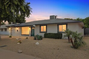 Exterior - Spacious 4-bedroom house in peaceful Scottsdale with heated pool (Scottsdale)