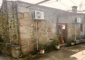 Exterior detail - Casa Da Adega, between the Minho River and the Mountains (Sá)