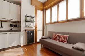 Eine moderne Küche mit Holzausstattung, einem Heizkörper und einem Fenster mit Blick.