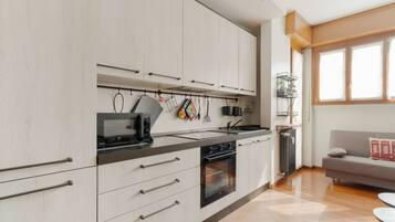 Kühlschrank, Mikrowelle, Geschirrspüler, Toaster