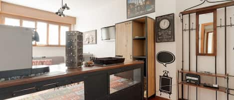 Una cocina con armarios de madera, encimera negra y una radio antigua.
