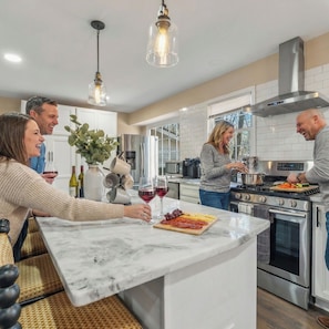 Fridge, microwave, oven, stovetop - Pool, Hot Tub, Movie & Game Room, Sauna - Luxurious Escape (Marietta)