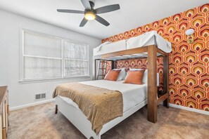 5 bedrooms, iron/ironing board, travel cot, free WiFi - Pool, Hot Tub, Movie & Game Room, Sauna - Luxurious Escape (Marietta)