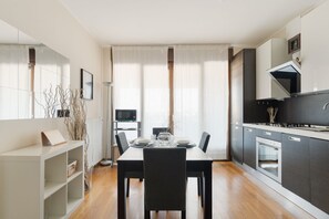 Fridge, microwave, dishwasher - GuestHost - Modern 48m2 apartment, ideal for up to 5 people, located on the 9th floor of a building with lift.The accommodation is located 2 steps from the City Life district, the new place to be in Milan, an ideal place for shopping, a new concept of  (Milan)