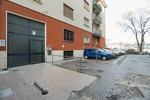 Property grounds - GuestHost - Modern 90m2 apartment, ideal for up to 5 people, located on the raised ground floor of a building (steps to access).The accommodation is located in the Forlanini area, bordering the large Forlanini Park and the village of Monluè, offering a  (Milan)