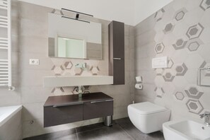 Shower, bidet, towels - GuestHost - Modern 90m2 apartment, ideal for up to 5 people, located on the raised ground floor of a building (steps to access).The accommodation is located in the Forlanini area, bordering the large Forlanini Park and the village of Monluè, offering a  (Milan)