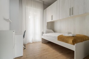 3 bedrooms, iron/ironing board - GuestHost - Modern 90m2 apartment, ideal for up to 5 people, located on the raised ground floor of a building (steps to access).The accommodation is located in the Forlanini area, bordering the large Forlanini Park and the village of Monluè, offering a  (Milan)