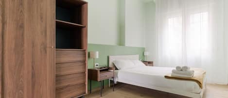 3 chambres, fer et planche Ă repasser