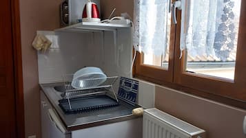 Een koelkast, een microgolfoven, een waterkoker