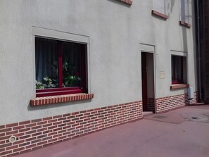 Exterior detail - Guest Room “La Chambre d’Alice” with Shared Terrace & Garden, Wi-Fi (Abbeville)