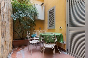 Outdoor dining - GuestHost - Cozy two-level ground-floor apartment located in a very central area, ideal for up to 4 guests (one step to access).The property is located in the Porta Venezia area, just a short walk from the metro station, allowing easy access to all the m (Milan)
