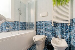 Bidet, towels - GuestHost - Cozy two-level ground-floor apartment located in a very central area, ideal for up to 4 guests (one step to access).The property is located in the Porta Venezia area, just a short walk from the metro station, allowing easy access to all the m (Milan)