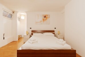 2 bedrooms - GuestHost - Cozy two-level ground-floor apartment located in a very central area, ideal for up to 4 guests (one step to access).The property is located in the Porta Venezia area, just a short walk from the metro station, allowing easy access to all the m (Milan)
