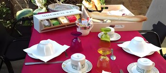 Camera B&B “La Camera di Geneviève e Léonce” con terrazza, giardino condivisi e Wi-Fi