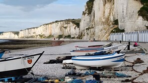 Boats on a pebbled beach with cliffs in the background. - 3* Gîte: Port & Beach, 50m from the Sea, South-Facing, Quiet Location (Fécamp)