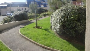 A residential area with houses, a curved driveway, and well-maintained lawns. - 3* Gîte: Port & Beach, 50m from the Sea, South-Facing, Quiet Location (Fécamp)