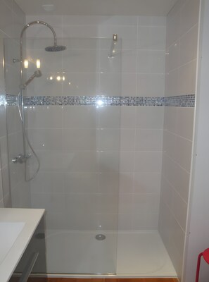 Shower, hair dryer - 3* Gîte: Port & Beach, 50m from the Sea, South-Facing, Quiet Location (Fécamp)