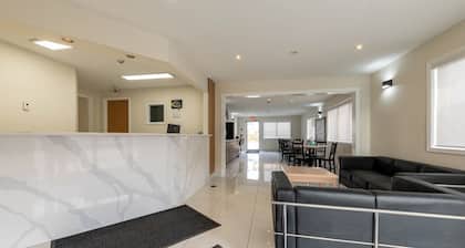 Super 8 By Wyndham Golden