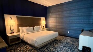 Suite, 1 King Bed, Non Smoking, Corner