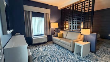 Suite, 1 King Bed, Non Smoking, Corner