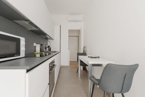 Fridge, microwave, dishwasher - GuestHost - Cozy 50m2 apartment, perfect for 4 people, located on the 7th floor of a building with lift in the Calvairate district, the eastern area of ​​the city of Milan, a stone's throw from Porta Romana.The apartment is well connected to the cent (Milan)