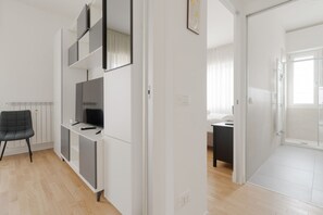 2 bedrooms, iron/ironing board - GuestHost - Cozy 50m2 apartment, perfect for 4 people, located on the 7th floor of a building with lift in the Calvairate district, the eastern area of ​​the city of Milan, a stone's throw from Porta Romana.The apartment is well connected to the cent (Milan)