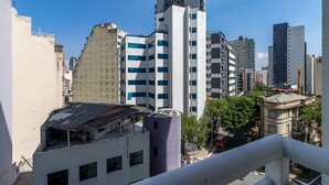 Un immeuble de grande hauteur, doté de nombreux étages, de grandes fenêtres et d’un style architectural moderne.