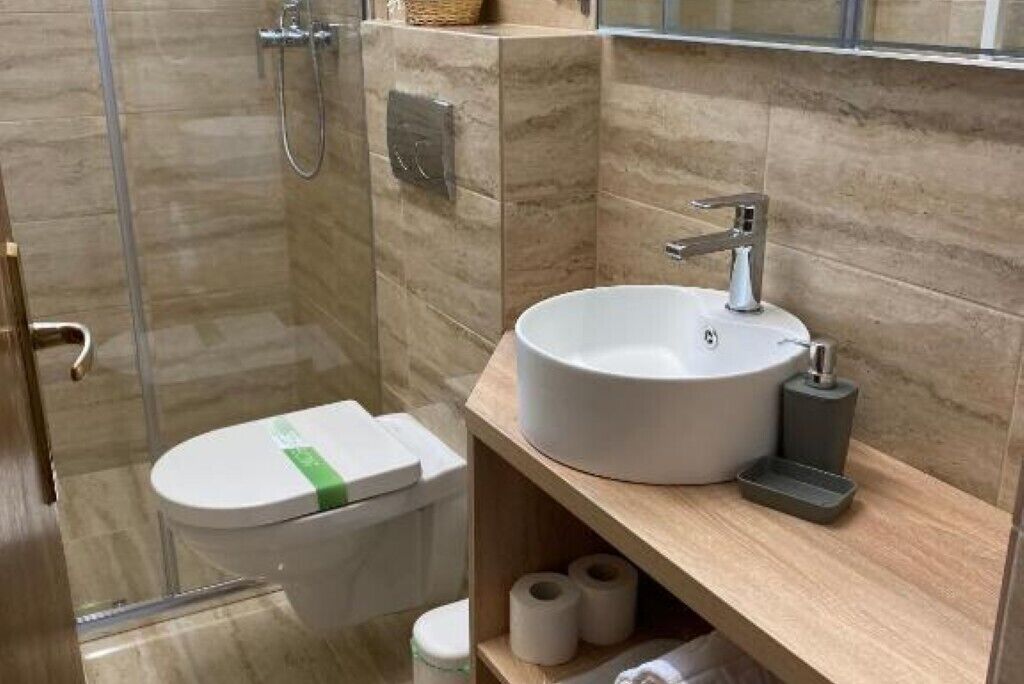 Shower, hair dryer, towels, shampoo