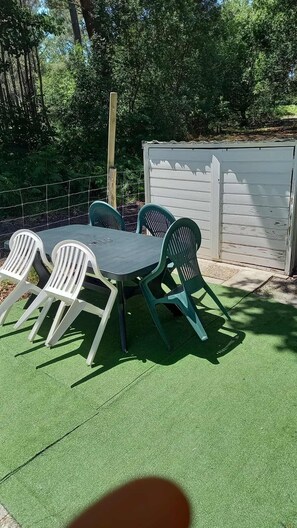 Outdoor dining - Vrbo Property (Sainte-Eulalie-en-Born)