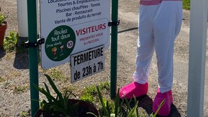 A welcome sign with camping information, a mascot, and a closure time. - 🌞 Air-conditioned mobile home 6 pers - Camping 3⭐ avec piscine - Landes - dès 70€/nuit (Sainte-Eulalie-en-Born)